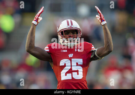 Madison, WI, USA. 11 Nov, 2017. Wisconsin Dachse cornerback Derrick Tindal #25 erhält der Student Abschnitt laut vor einem dritten Versuch und lang für die Iowa Hawkeyes während der NCAA Football Spiel zwischen der Iowa Hawkeyes und die Wisconsin Badgers in Camp Randall Stadium in Madison, WI. Wisconsin besiegte Iowa 38-14. John Fisher/CSM/Alamy leben Nachrichten Stockfoto