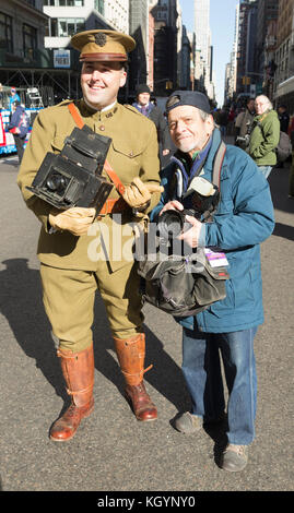 New York, NY - 11. November 2017: Atmosphäre mit alten und neuen Kameras während der New York 99th jährliche Veterans Day Parade auf der 5th Avenue Stockfoto