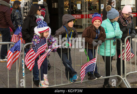 New York, NY - 11. November 2017: Atmosphäre während New York 99th jährliche Veterans Day Parade auf der 5th Avenue Stockfoto