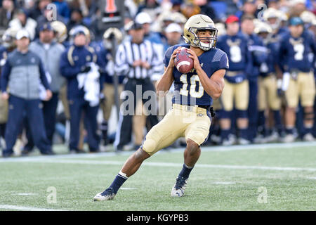 Annapolis, Maryland, USA. 11 Nov, 2017. Marine quarterback MALCOLM PERRY (10) fällt während des Spiels an Navy-Marine Corps Memorial Stadium, Annapolis, Maryland, statt. Credit: Amy Sanderson/ZUMA Draht/Alamy leben Nachrichten Stockfoto