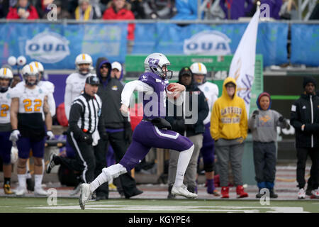 London, Ontario, Kanada, November, 11 2017. TD Waterhouse Stadium, Heimstadion der westlichen Mustangs, bewirtete die Yates Cup heute. Western (1) setzten ihre perfekte Aufzeichnung mit 10. gerade über Laurier (2) in den Yates Cup gewinnen. Das Spiel war nach der Hälfte der Zeit aber Westliche des 3. und 4. Quartal dominierten mit einem 75-32 Sieg den Yates Cup zu gewinnen. Lukas Durda/Alamy leben Nachrichten Stockfoto