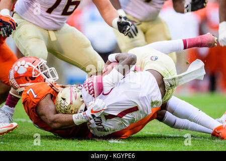 Clemson defensive Ende Austin Bryant (7) Die Säcke Florida State quarterback James Blackman (1) während der NCAA College Football Spiel zwischen Florida Zustand und Clemson am Samstag, November 11, 2017 at Memorial Stadium in Clemson, SC. Jakob Kupferman/CSM Stockfoto