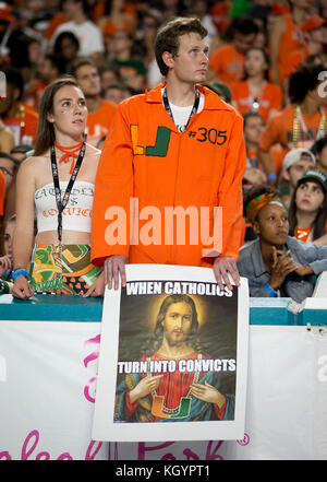 Miami Gardens, Florida, USA. 11 Nov, 2017. Miami Hurrikane im Hard Rock Fans Stadion in Miami Gardens, Florida am 11. November 2017. Credit: Allen Eyestone/der Palm Beach Post/ZUMA Draht/Alamy leben Nachrichten Stockfoto