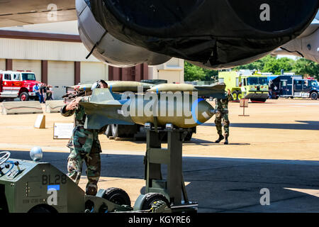 Unindentified personal Bomben laden auf B-52 Bomber in Barksdale Air Base. Stockfoto