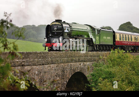 Der Up Torbay Express, der mit der Dartmouth Steam Railway die Broadsands-Viadukt überquert, wird von der Klasse A1 Pacific No 60163 Tornado, 10.. September 2017, befördert. Stockfoto