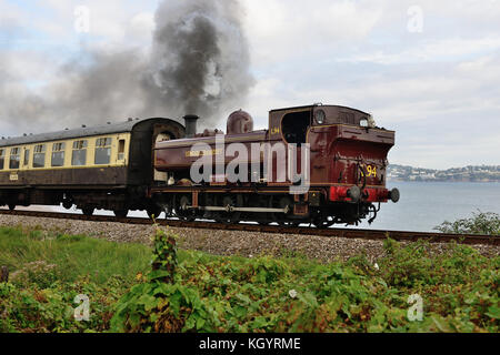 Dampfzug auf der Dartmouth Steam Railway verlassen Goodrington, geschleppt von London Transport 5700 Klasse pannier Tank Nr. L 94 (BR Art.Nr. 7752). Stockfoto