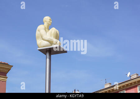 Nizza, Frankreich, 15. August 2017: ein Mann, der noch Sitzen und Meditieren mit blauem Himmel Hintergrund. glühende Statue auf dem Platz Massen, Nizza, Frankreich. Stockfoto