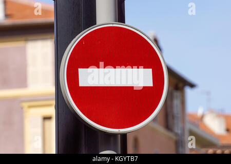 Rote und weiße britische kein Eintrag Schild Stockfoto