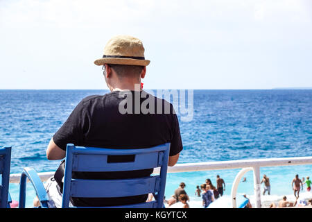 Erholung am Strand, junge Mann genießen Sie einen wunderschönen Sonnenuntergang in der Nähe von Schwimmbad Stockfoto