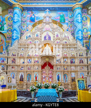 POCHAYIV, UKRAINE - 30. AUGUST 2017: Schöner Holzaltar der Verklärung Kathedrale von Pochaev Lawra mit zahlreichen bunten Ikonen, am 30. August i. Stockfoto