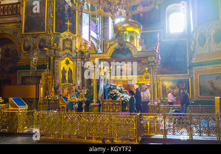 Pochayiv, Ukraine - 30. August 2017: bower Gemeindemitglieder vor der Ikone der Gottesmutter von Maria in 1352 Kathedrale in pochayiv Lavra, auf einer Stockfoto