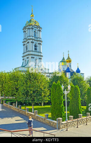 Der Blick auf den Glockenturm und das Kuppeln der Kathedrale der Heiligen Dreifaltigkeit pochaev Lavra, Ukraine Stockfoto