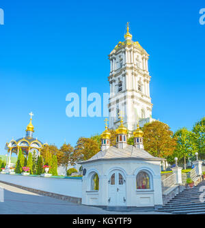 Hohe Glockenturm ist das beeindruckendste Gebäude in pochaev Lavra, dominiert in den Komplexen, Ukraine Stockfoto
