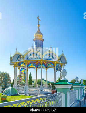 Die Aussicht auf den schönen Sommer ändern mit staineg - Glasfenster und golden traceries, pochaev lavra eingerichtet, Ukraine Stockfoto