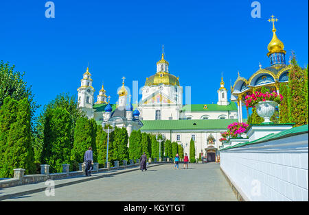 Pochayiv, Ukraine - 30. August 2017: schöne Gasse, die zu 1352 Kathedrale zwischen Gärten und der Klosteranlage, der am 30. August in pochayiv Stockfoto