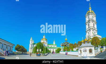 Pochayiv, Ukraine - 30. August 2017: Panoramablick auf Ensemble von pochaev lavra Klosteranlage mit ihren wichtigsten Sehenswürdigkeiten, wie z. B. 1352 Cathedra Stockfoto