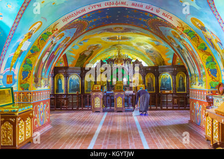 POCHAYIV, UKRAINE - 30. AUGUST 2017: Wunderschöne farbenfrohe Innenausstattung der St. Seraphis von Sarov Kirche mit wunderschönen Fresken an den Wänden und ce dekoriert Stockfoto