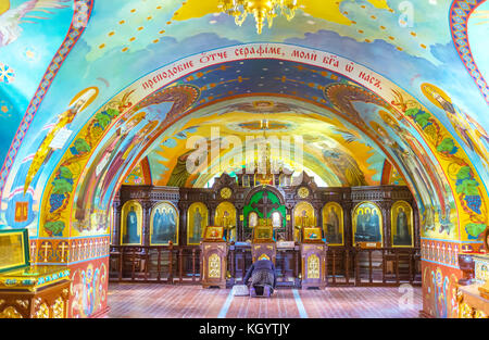 POCHAYIV, UKRAINE - 30. AUGUST 2017: Die kleine Seraphis der Sarov-Kirche befindet sich unter der Heiligen Geist-Kirche und wird am August zu einer Unterkirche Stockfoto