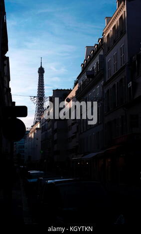 AJAXNETPHOTO. 26TH. DEZEMBER 2009. PARIS, FRANKREICH. - RUE STE. DOMINIQUE, EIFFELTURM IM HINTERGRUND. FOTO: JONATHAN EASTLAND/AJAX REF:GXR92612 1030176 Stockfoto