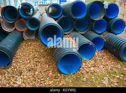 Pvc-Rohre mit großem Durchmesser für die Verlegung auf der Baustelle vorbereitet Stockfoto