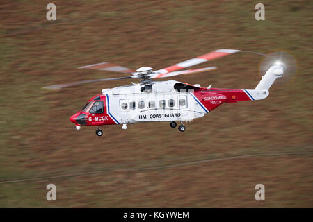 Hm Küstenwache Search&Rescue Helicopter rescue 936, Durchführung von tief fliegenden Ausbildung in snowdonia. Stockfoto