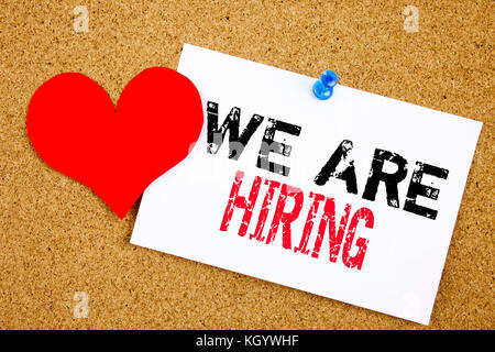 Wir sind Hiring handgeschrieben mit weißer Kreide auf einem Haftnotiz Stockfoto