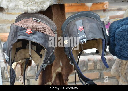 Ein warmes Braun Leder Helm für ein Pilotprojekt mit einem roten Stern und Hammer und Sichel Symbol der Sowjetunion während des zweiten Weltkrieges, Chiwa, Kasachstan. Stockfoto