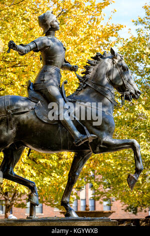 Bronzestatue von Jeanne D'Arc, von Paul Dubois, im Meridian Hill Park, Columbia Heights, Washington, D.C., Vereinigte Staaten von Amerika, USA. Stockfoto