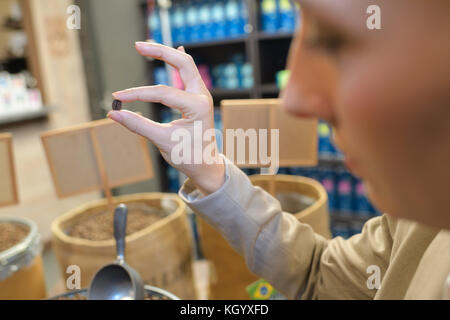 Frau mit Kaffeebohnen auf seiner Hand Stockfoto