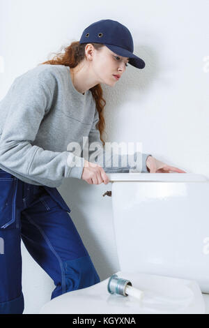 Klempner und weiblichen Lehrling Einbau Zentralheizung Stockfoto