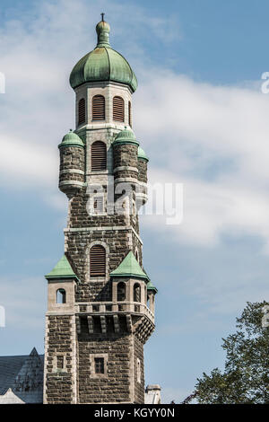 Quebec City, Kanada alten Kirchturm Kirchturm der Kathedrale closeup mit Kreuz und Windows Stockfoto