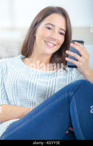 Frau eine SMS Stockfoto