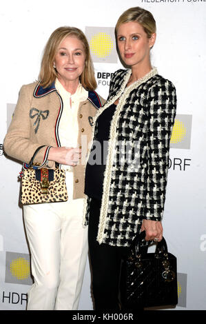 Kathy Hilton und ihre Tochter Nicky Hilton Rothschild nehmen am 11. Jährlichen Hope for Depression Research Foundation HOPE Lunch im Plaza Hotel am 8. November 2017 in New York City Teil. Stockfoto