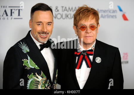 David Furnish und sein Mann Elton John nehmen an der Gala zum 25. Jahrestag der Elton John AIDS Foundation in der Kathedrale von Saint John the Divine am 7. November 2017 in New York City Teil. Stockfoto