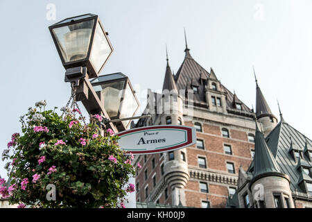 Laterne mit Blumen und Zeichen Place d Armes in Kanada Quebec City vor dem Chateau Frontenac berühmteste Touristenattraktion Unesco World Heritage si Stockfoto