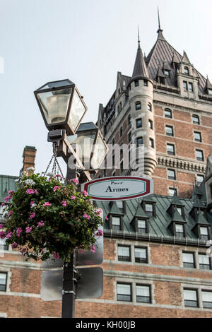 Laterne mit Blumen und Zeichen Place d Armes in Kanada Quebec City vor dem Chateau Frontenac berühmteste Touristenattraktion Unesco World Heritage si Stockfoto