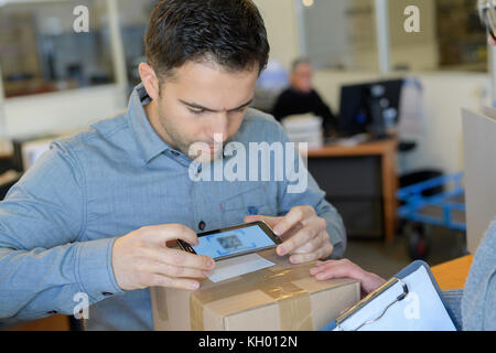 Arbeitnehmer mit Scanner im Lager Stockfoto