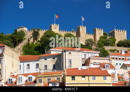 Saint George Schloss auf der Anhöhe von Wohnhäusern der Alfama umgeben. Lissabon Portugal Stockfoto