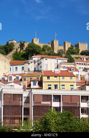 Saint George Schloss auf der Anhöhe von Wohnhäusern der Alfama umgeben. Lissabon Portugal Stockfoto