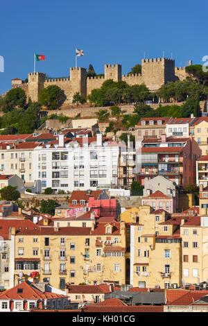 Saint George Schloss auf der Anhöhe von Wohnhäusern der Alfama umgeben. Lissabon Portugal Stockfoto