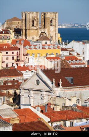 Der Kathedrale von Lissabon (Se) durch Wohnhäuser von Alfama und Baixa, Tejo im Hintergrund umgeben, wie aus der Beobachtung pla gesehen Stockfoto