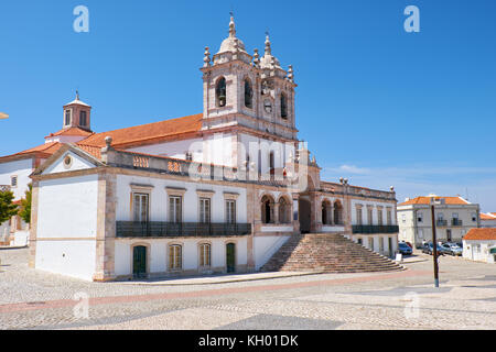 Die Ansicht der Nossa Senhora da nazare Kirche auf dem Marktplatz der kleinen Stadt Nazare portugal Stockfoto