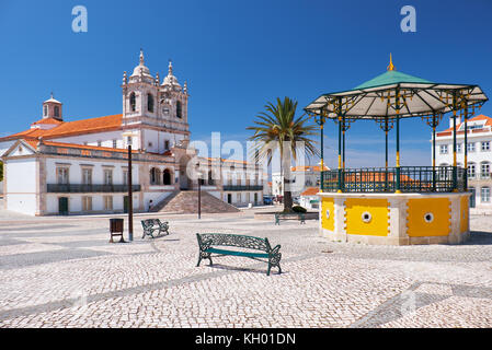 Der zentrale Platz von nazare mit Pavillon und Nossa Senhora da nazare Kirche auf dem Hintergrund. Portugal Stockfoto