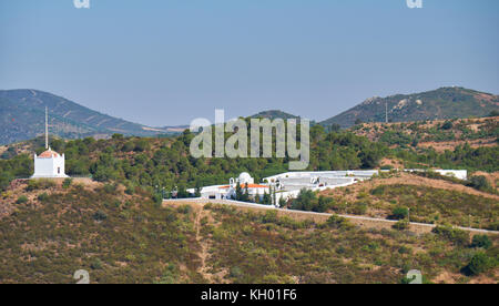 Der Blick auf die Kapelle Maria Schnee mit seinem Friedhof, zwischen den Hügeln. mertola Portugal Stockfoto