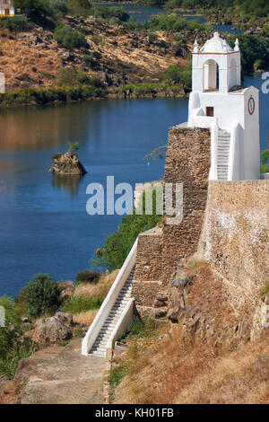 Der Blick auf den Uhrturm (Torre do Relogio) in einem der Türme der Stadtmauer gebaut, am rechten Ufer des Guadiana. mertola Portugal Stockfoto