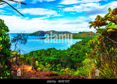 Wanderungen durch den Dschungel zwischen den paradiesischen Stränden Anse Lazio und Anse Georgette, Praslin, Seychellen. Überblick von oben auf einem Berg... Stockfoto