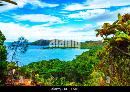 Wanderungen durch den Dschungel zwischen den paradiesischen Stränden Anse Lazio und Anse Georgette, Praslin, Seychellen. Überblick von oben auf einem Berg... Stockfoto