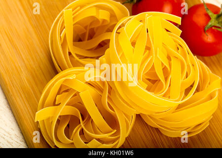 Rohe Fettucine Nudeln bereit für bowling Stockfoto