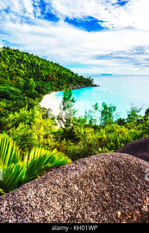 Wanderungen durch den Dschungel zwischen den paradiesischen Stränden Anse Lazio und Anse Georgette, Praslin, Seychellen. Panorama Übersicht von der Spitze eines Berges Stockfoto