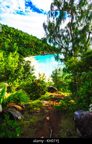 Wanderungen durch den Dschungel zwischen den paradiesischen Stränden Anse Lazio und Anse Georgette, Praslin, Seychellen. Panorama Übersicht von der Spitze eines Berges Stockfoto